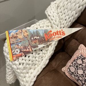 VINTAGE KNOTTS BERRY FARM CALIFORNIA SOUVENIR PENNANT TRAIN STAGECOACH LOG RIDE